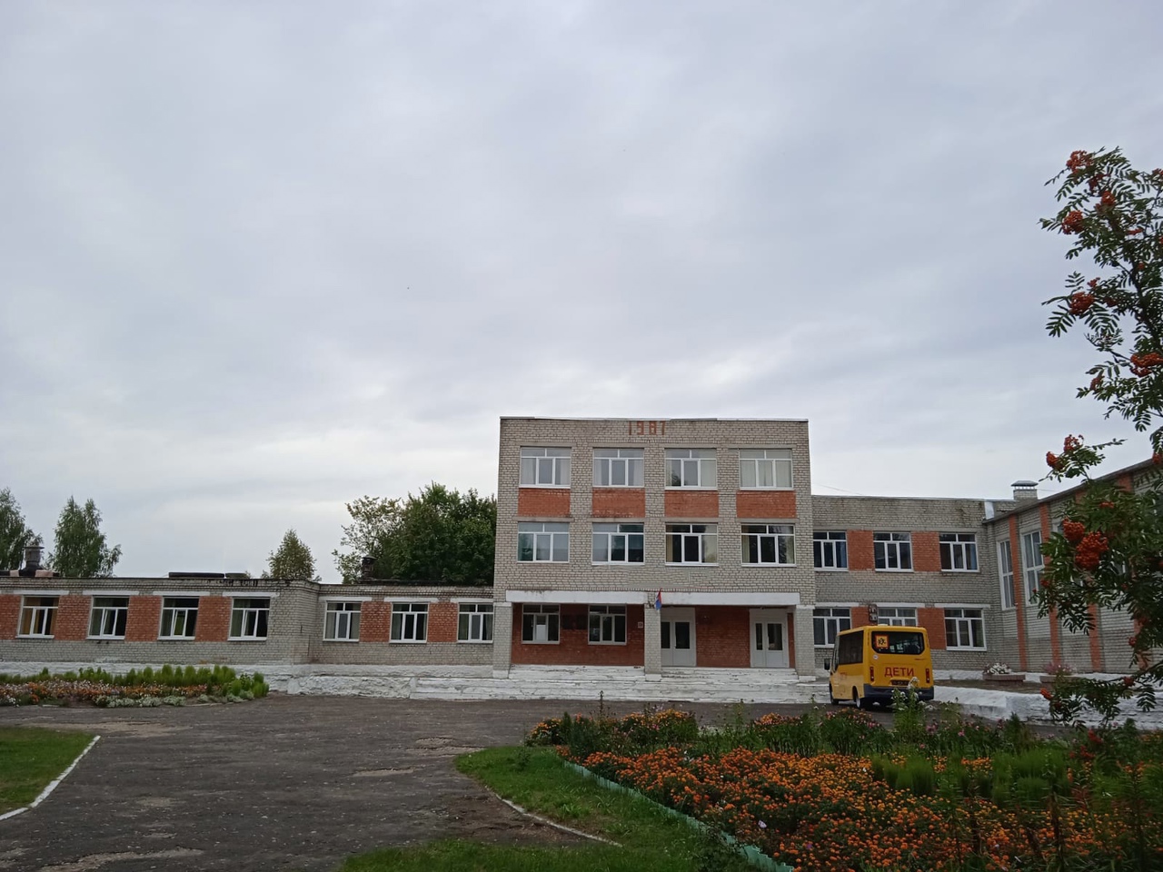 Фотография школы.